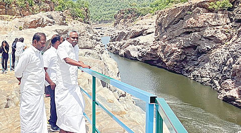 கர்நாடக மாநிலம் மேகேதாட்டுவில் அணை கட்டுமானப் பணிக்காக அமைக்கப்பட்டுள்ள படிக்கட்டுகள் மற்றும் இரும்புக் கம்பிகள் உள்ளிட்ட முன்னேற்பாடுகளை நேற்று பார்வையிட்ட தமிழக காவிரி விவசாயிகள் சங்க பொதுச் செயலாளர் பி.ஆர்.பாண்டியன் உள்ளிட்டோர்.