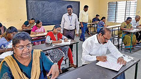 பட்டதாரி ஆசிரியர்களுக்கான சிறப்பு 'டெட்' 2-வது தாள் தேர்வு நேற்று நடைபெற்றது. திருவள்ளூர் ஆர்.எம்.ஜெயின் அரசு பெண்கள் மேல்நிலைப் பள்ளியில் தேர்வு நடைபெறுவதை ஆய்வு செய்த மாநில தொடக்கக் கல்வி இயக்குநர் பி.ஏ.நரேஷ்.