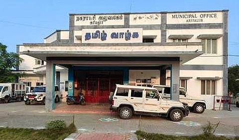 அரியலூர் நகராட்சி ஆணையர் உள்பட 12 பேர் மீது வழக்குப் பதிவு