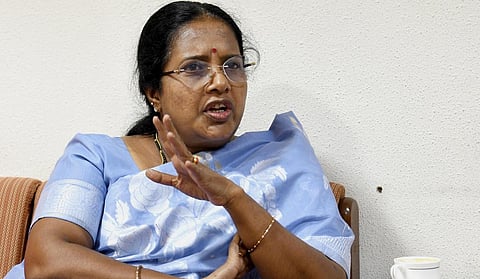 மறைமுக பேரம் மூலம் எம்எல்ஏக்களை ராஜினாமா செய்ய வைக்கின்றனர்: வானதி சீனிவாசன் குற்றச்சாட்டு