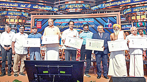 விடுதலை சிறுத்தைகள் கட்சி சார்பில் 2026-ம் ஆண்டுக்கான விருதுகள் வழங்கும் விழா தேனாம்பேட்டை காமராஜர் அரங்கத்தில் நேற்று நடைபெற்றது. விருது பெற்றவர்களுடன் விசிக தலைவர் திருமாவளவன், பொதுச் செயலாளரபடம்:எஸ். சத்தியசீலன் 