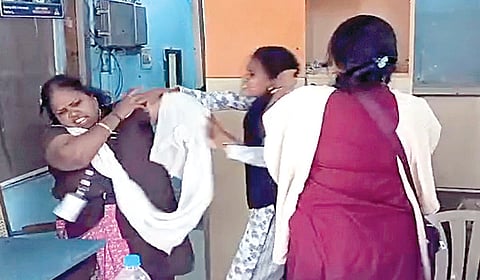 டிக்கெட் இல்லாதது தொடர்பாக, மோதலில் ஈடுபட்ட பெண் வழக்கறிஞர், பெண் டிக்கெட் பரிசோதகர். 