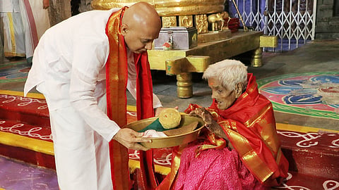 நவநீதம்மாவுக்கு திருப்பதி தேவஸ்தான நிர்வாக அதிகாரி எம். ரவிசந்திரா பிரசாதங்களை வழங்கி ஆசி பெற்றார்.