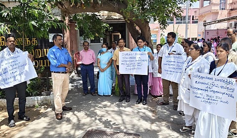 ரீல்ஸ் எடுத்து மிரட்டும் நபர்கள்: ஸ்ரீரங்கம் அரசு மருத்துவமனை மருத்துவர்கள், செவிலியர்கள் போராட்டம்