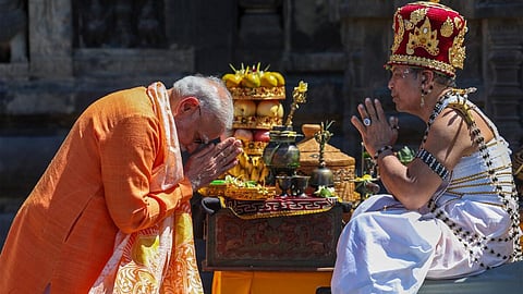 இந்தோனேசியாவின் பிரம்பனன் கோயிலில் பிரதமர் மோடி வழிபாடு