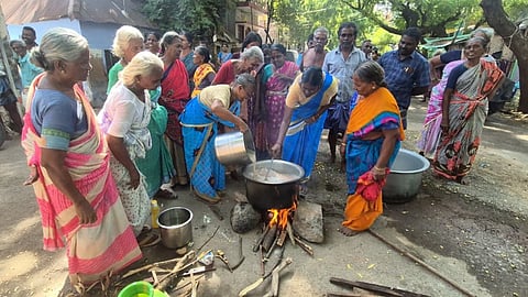 ரேஷன் சேலை நெசவுக்கு புதிய ரக நூல்: அரசை கண்டித்து ஶ்ரீவில்லிபுத்தூரில் நெசவாளர்கள் போராட்டம்