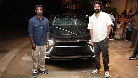 ‘தாய் கிழவி’ இயக்குநருக்கு கார் பரிசு