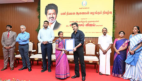 கரூரில் உயிரிழந்தோர் குடும்பத்தினரில் 31 பேருக்கு அரசுப் பணி, ஒருவருக்கு ரூ.10 லட்சம் - முதல்வர் விஜய் வழங்கினார்