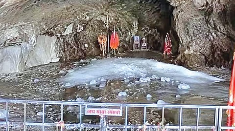 அமர்நாத் குகைக் கோயில் பனிலிங்கம் சுமார் 90 சதவீதம் வரை உருகி உள்ள து