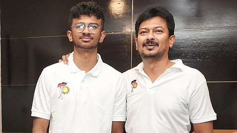 மகனின் பட்டமளிப்பு விழாவில் பங்கேற்க உதயநிதி லண்டன் பயணம் 
