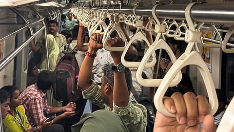 மெட்ரோ ரயிலில் பயணிகளுக்கு இடையூறு ஏற்படுத்தும் வகையில் செல்போனில் சத்தமாக பேசினால் ரூ.2,500 அபராதம்