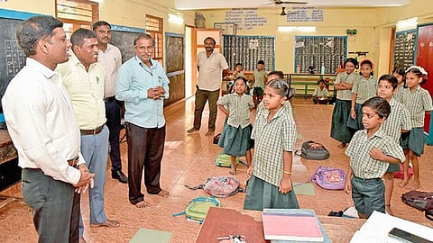 மதுராந்தகம் பள்ளியில் ஆய்வு செய்த ஆட்சியர் வீரப்பன்.
