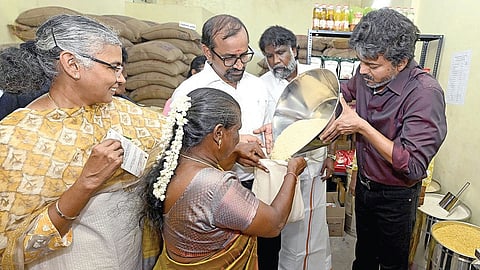 தமிழகம் முழுவதும் 73,000 குடும்பங்களுக்கு புதிய மின்னணு ரேஷன் அட்டை விநியோகத்தை சென்னை பெரம்பூர் தொகுதிக்கு உட்பட்ட எம்கேபி நகர் சிந்தாமணி கூட்டுறவு நியாயவிலைக் கடையில் முதல்வர் விஜய் நேற்று தொடங்கி வைத்தார். குடும்ப அட்டைதாரர்களுக்கு உணவுப் பொருட்களையும் வழங்கினார். உடன் அமைச்சர்கள் வெங்கடரமணன், காந்திராஜ், கூட்டுறவு, உணவுத் துறைச் செயலர் அமுதா.