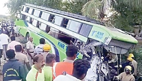 மதுரை அருகே ஓட்டுநரின் தூக்கத்தால் ஆம்னி பேருந்து, அரசு பேருந்து மீது மோதி 6 பேர் உயிரிழப்பு