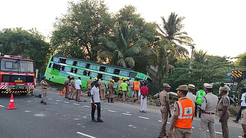 மேலூர் அருகே ஆம்னி, அரசு பேருந்துகள் மோதி விபத்து: 5 பயணிகள் உயிரிழப்பு