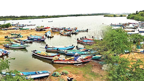 கடலூரின் முக்கிய அடையாளங்களில் ஒன்றாக விளங்கும் சில்வர் பீச்சில் படகு குழாம் அமையுமா?