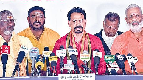 சென்னை பத்திரிகையாளர் மன்றத்தில் செய்தியாளர்களைச் சந்தித்த சபரிமலை ஐயப்ப சேவா சமாஜத்தின் புதிய தேசிய தலைவர் முருகன் ஆர்.செல்வன். படம்: எல்.சீனிவாசன்
