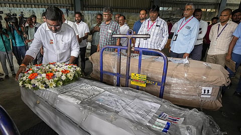 வியட்நாம் படகு விபத்தில் உயிரிழந்த ஒருவரின் உடலுக்கு சென்னை விமான நிலையத்தில் மலர் வளையம் வைத்து அஞ்சலி செலுத்தும் வேலூர் எம்எல்ஏ வினோத் கண்ணன்