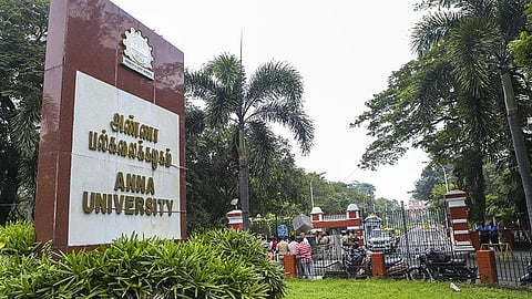 அண்ணா பல்கலைக்கழகத்தில் வேலை வாங்கித் தருவதாக ரூ.18 லட்சம் மோசடி: ஊழியர் உட்பட 5 பேர் மீது வழக்கு