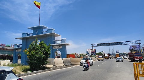 பேருந்துகள் நிறுத்தத்தால் வெறிச்சோடிய&nbsp;சாலைகள்.