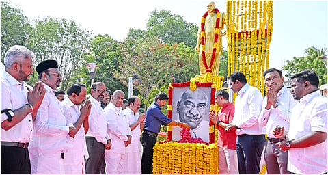 “காமராஜர் வழியில் வளமான தமிழகத்தை உருவாக்க உறுதியேற்போம்” - முதல்வர் விஜய்