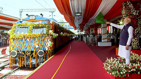 இந்தியாவின் முதல் ஹைட்ரஜன் ரயிலை தொடங்கி வைத்தார் பிரதமர் மோடி