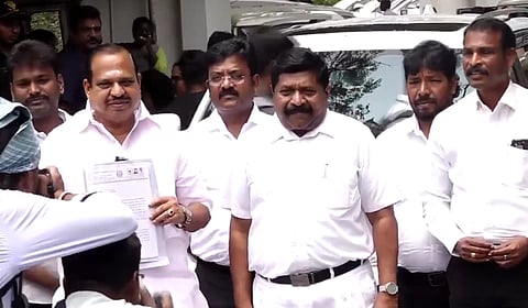 குதிரை பேரம் விவகாரம்: டிஜிபியிடம் புகார் மனு அளித்த அதிமுக நிர்வாகிகள் கூறியது என்ன?