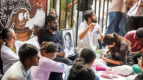 பிரதமர் மோடி ராஜினாமா செய்ய கரப்பான்பூச்சி ஜனதா கட்சி வலியுறுத்தல்