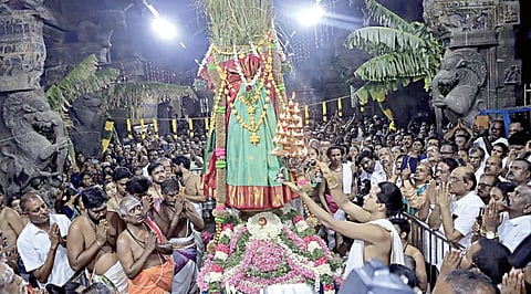 சங்கரன்கோவில் சங்கரநாராயண சுவாமி கோயிலில் ஆடித்தபசு திருவிழா கொடியேற்றம் நடைபெற்றது. இதில் ஏராளமான பக்தர்கள் பங்கேற்றனர். 