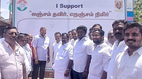 திருப்பத்தூரில் காங்கிரஸ் சார்பில் ‘லஞ்சம் தவிர்; நெஞ்சம் நிமிர்’ என்ற ஊழலுக்கு எதிரான கையெழுத்து இயக்கத்தில் பங்கேற்ற கார்த்தி சிதம்பரம் எம்பி உள்ளிட்டோர்.