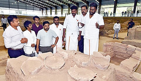 கீழடி திறந்தவெளி அகழ் வைப்பகத்தைப் பார்வையிட்ட அமைச்சர் ராஜ்மோகன். உடன், சுற்றுலா வளர்ச்சி கழக மேலாண் இயக்குநர் ஜெயசீலன், எம்எல்ஏக்கள் இளங்கோவன், கார்த்திகேயன்.  