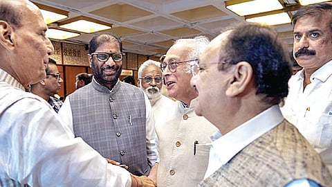 டெல்லியில் நேற்று அனைத்துக் கட்சி கூட்டம் நடைபெற்றது. இதில் பங்கேற்ற மத்திய அமைச்சர் ராஜ்நாத் சிங், காங்கிரஸ் மூத்த தலைவர் ஜெய்ராம் ரமேஷ், தேமுதிகவின் சுதீஷ் உள்ளிட்டோர். படம்: பிடிஐ