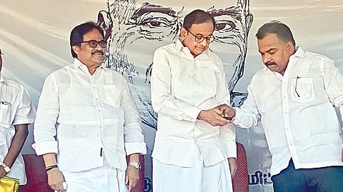 மதுரையில் தனியார் கல்லூரியில் நடந்த காமராஜர் பிறந்த நாள் விழாவில் பங்கேற்ற முன்னாள் மத்திய அமைச்சர் ப.சிதம்பரம், தமிழக காங்கிரஸ் தலைவர் மாணிக்கம் தாகூர், முன்னாள் தலைவர் திருநாவுக்கரசர் உள்ளிட்டோர்.