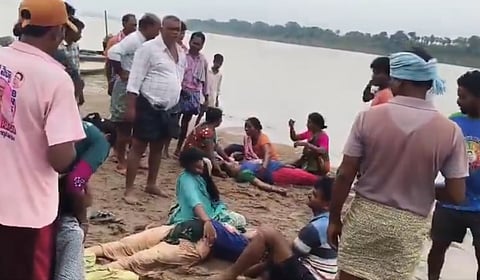 கோதாவரி நதியில் மீன் பிடித்த 5 பேர் நீரில் மூழ்கி உயிரிழப்பு