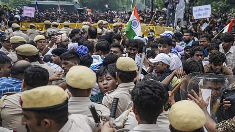 நாடாளுமன்றம் நோக்கி கரப்பான்பூச்சி ஜனதா கட்சியினர் பேரணி - காவல்துறை தடியடி