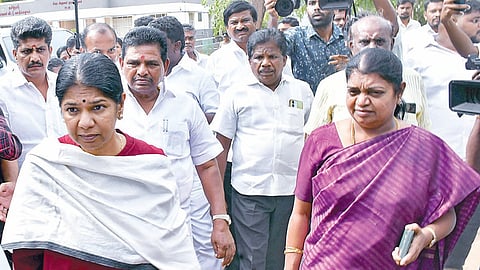 பாளையங்கோட்டை சிறையில் அடைக்கப்பட்டுள்ள திமுக எம்எல்ஏ மார்க்கண்டேயனை சந்திக்க வந்த கனிமொழி எம்.பி. உள்ளிட்ட முன்னாள் அமைச்சர்கள்.படம்: மு.லெட்சுமி அருண்