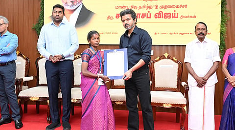 கரூர் நெரிசலில் உயிரிழந்தவர் குடும்பங்களுக்கு வழங்கிய அரசு வேலை இறுதி தீர்ப்புக்கு கட்டுப்பட்டது: நீதிபதிகள்