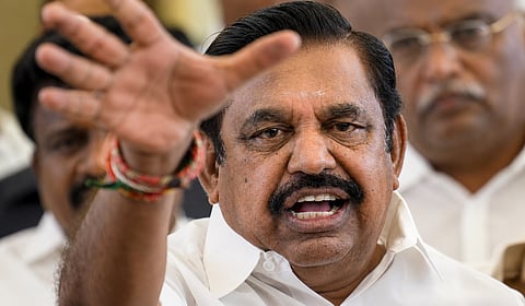 சசிகலா, தினகரனை அதிமுகவில் மீண்டும் இணைக்க வேண்டும்: பழனிசாமியுடன் தென்மாவட்ட நிர்வாகிகள் வாக்குவாதம் செய்ததாக தகவல்