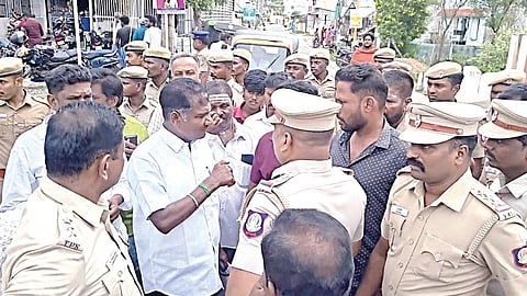 செங்கல்பட்டு அருகே நள்ளிரவில் ரயில்வே கேட் மூடல்: சாலை துண்டிப்பால் கிராம மக்கள் போராட்டம்
