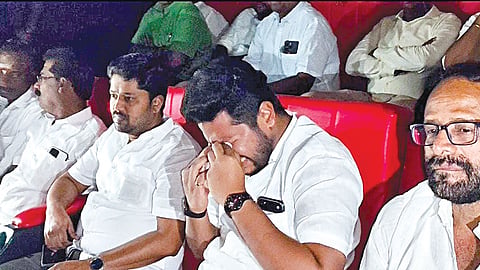 புதுக்கோட்டையில் திரையரங்கு ஒன்றில் ஜனநாயகன் படம் பார்த்தபோது உணர்ச்சிவசப்பட்டு கண்ணீர் விட்டு அழுத தொழிலாளர் நலத்துறை அமைச்சர் முகமது பர்வேஸ்.