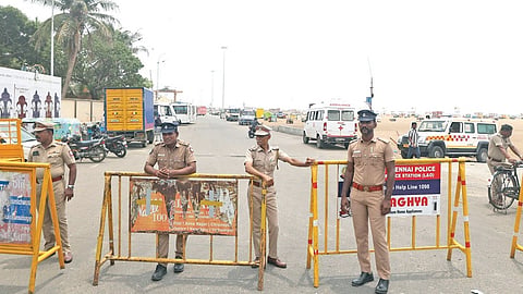 நீட் முறைகேடு தொடர்பாக நாட்டின் பல்வேறு பகுதிகளிலும் போராட்டம் நடந்து வருகிறது. சென்னை மெரினா கடற்கரையில் மாணவர்கள் திரளாமல் இருக்க முன்னெச்சரிக்கை நடவடிக்கையாக, தடுப்புகள் அமைக்கப்பட்டு பலத்த போலீஸ் பாதுகாப்பு போடப்பட்டுள்ளது. படம்: எஸ்.சத்தியசீலன்