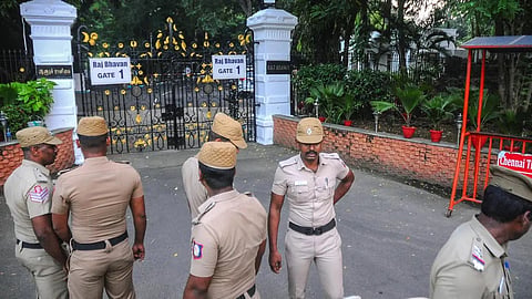 ஆளுநர் மாளிகை முற்றுகை: மாதர் அமைப்பினர் கைது