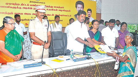 திண்டுக்கல்லில் நடந்த பல்வேறு துறை அதிகாரிகள் ஆய்வுக்கூட்டத்தில், பயனாளிக்கு நலத்திட்டங்கள் வழங்கிய  அமைச்சர் விக்னேஷ்.