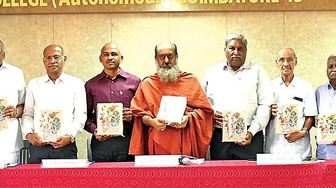 கோவையில் நேற்று நடைபெற்ற விழாவில், போட்டித் தேர்வுகளுக்கான ‘புவியியல்’ நூலை கவுமார மடாலயத்தின் ஆதீனம் தவத்திரு குமரகுருபர சுவாமிகள் வெளியிட்டார்.  உடன் நூலாசிரியர் குமாரசாமி, ஓய்வுபெற்ற காவல்துறை துணைத் தலைவர் இரா.சின்னசாமி, கோவை மண்டல பாஸ்போர்ட் அலுவலர் கே.எச்.சத்தீஷ் உள்ளிட்டோர். படம்: ஜெ.மனோகரன்