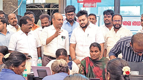 புதுக்கோட்டையில் தூய்மை பணியாளர்களுக்காக நடந்த முகாமை ஆய்வு செய்த தொழிலாளர் நலத்துறை அமைச்சர் முகமது பர்வேஸின் மூத்த சகோதரர் முகமது இப்ராஹிம்.