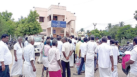 கேளம்பாக்கம் சார்பதிவாளர் அலுவலகம் முன்பு அரசு நிலம் தொடர்பாக தடை மனுவை மீறி பத்திரப்பதிவு செய்யப்பட்டதாகக் குற்றம்சாட்டி பொதுமக்களும், பாமகவினரும் போராட்டத்தில் ஈடுபட்டனர்.