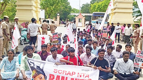 நீட் தேர்வு குளறுபடிக்கு பொறுப்பேற்று மத்திய கல்வி அமைச்சர் பதவி விலகக்கோரி, சிதம்பரத்தில் இந்திய மாணவர் சங்கத்தினர் மறியல் போராட்டத்தில் ஈடுபட்டனர்.