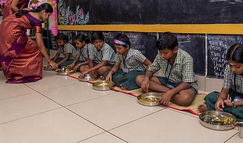 காமராஜர் காலை உணவு திட்டத்தில் உணவு தயாரிப்புக்கு 3 ஆண்டு டெண்டர் கோரியது நகராட்சி நிர்வாகத் துறை