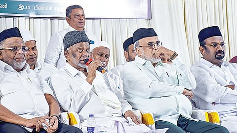 இந்திய யூனியன் முஸ்லிம் லீக் நிர்வாகிகள் கூட்டத்தில் பேசிய தேசிய தலைவர் காதர் மொகிதீன். உடன் அமைச்சா் ஷாஜகான் உள்ளிட்டோர். படம்: ர.செல்வமுத்துகுமார்