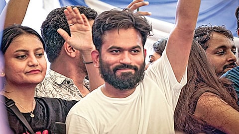 ஜந்தர் மந்தரில் இளைஞர்கள் வெற்றிக் கொண்டாட்டம்: சிஜேபி நிறுவனர் துள்ளிக் குதித்து உற்சாகம்